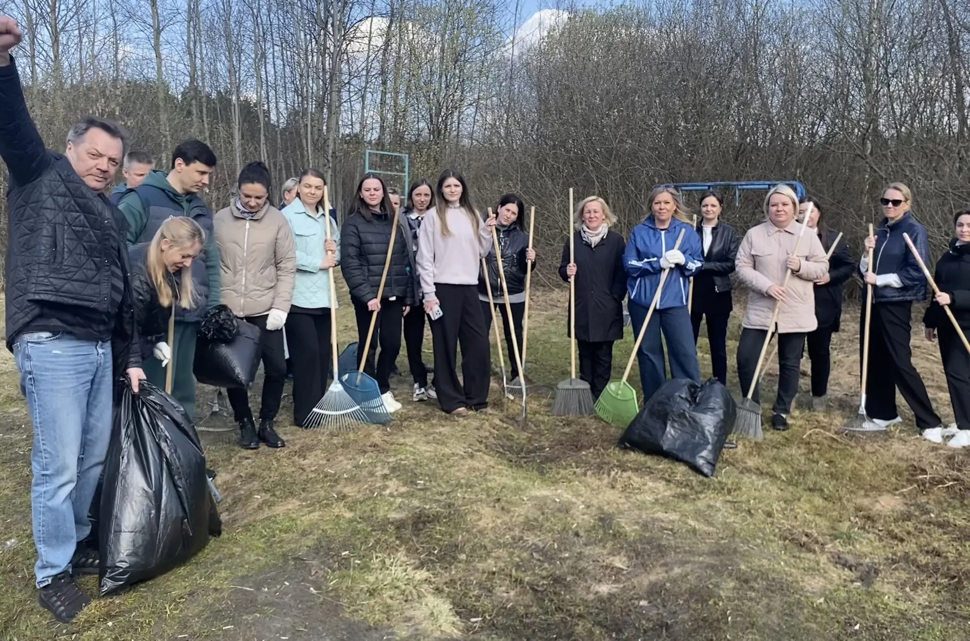 Сотрудники МФЦ Балашихи присоединились к городскому субботнику